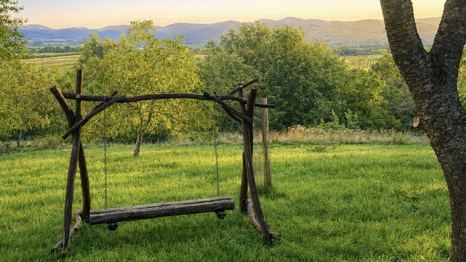Výhľad na Pukanec z hojdačky na Háji